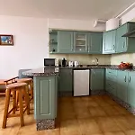 3 Minute Walk To The Lägenhet *